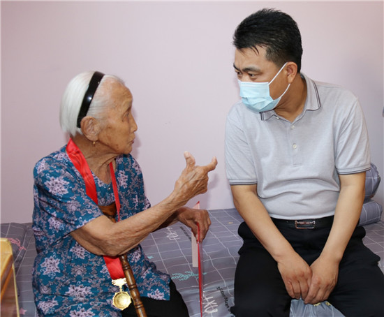 東昌府區(qū)委副書記、區(qū)長巴海峰走訪慰問老黨員并頒發(fā)“光榮在黨50年”紀(jì)念章