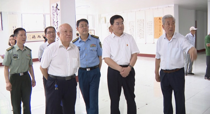 齊魯網(wǎng)·閃電新聞6月26日訊   翰墨飄香心向黨，軍民共建頌輝煌。6月25日，聊城軍分區(qū)政治工作處、東昌府區(qū)柳園街道辦事處聯(lián)合舉辦“永遠(yuǎn)跟黨走”——慶祝中國共產(chǎn)
