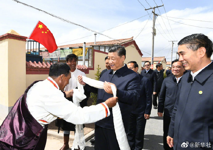 為什么老百姓衷心擁護黨？因為我們黨始終全心全意為人民服務、為各民族謀幸福