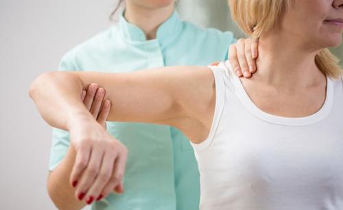 肩膀疼、抬不起胳膊？一個動作有效緩解，在家就能練