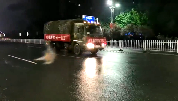 生命至上！第83集團(tuán)軍某旅緊急實(shí)施爆破分洪作業(yè)