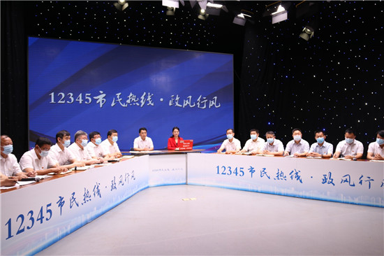 巴海峰走進《12345市民熱線·政風(fēng)行風(fēng)》  直播間接聽群眾熱線電話