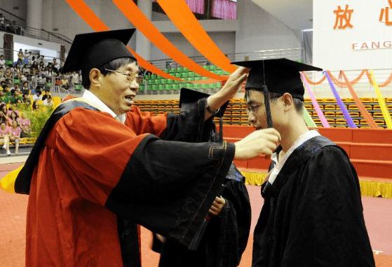 高校副教授“跳槽”到中學引熱議！大學老師不香了嗎？