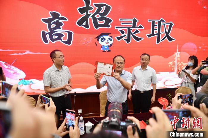 發(fā)光、唱歌、開盲盒……高校錄取通知書陸續(xù)發(fā)出