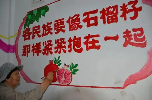 巧手培育民族團(tuán)結(jié)“石榴花”