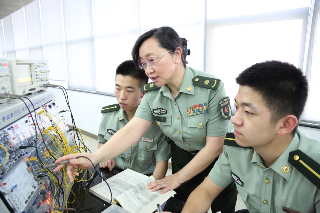 最美新時代革命軍人|軍中“紅燭”——記國防科技大學(xué)電子科學(xué)學(xué)院教授雷菁