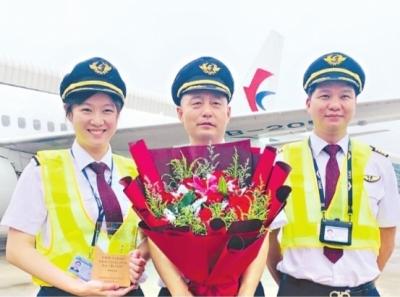 “五星機長”安全飛行43載告別藍天