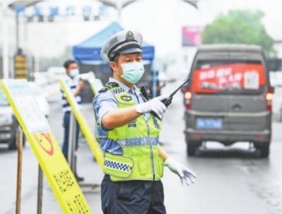 3天收到20多個(gè)匿名外賣 老交警被可愛的武漢人感動了