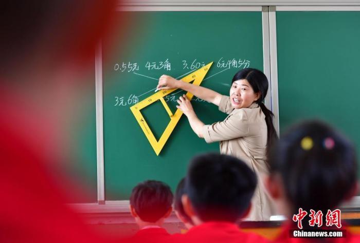資料圖：一位教師在給學生上課。<a target=