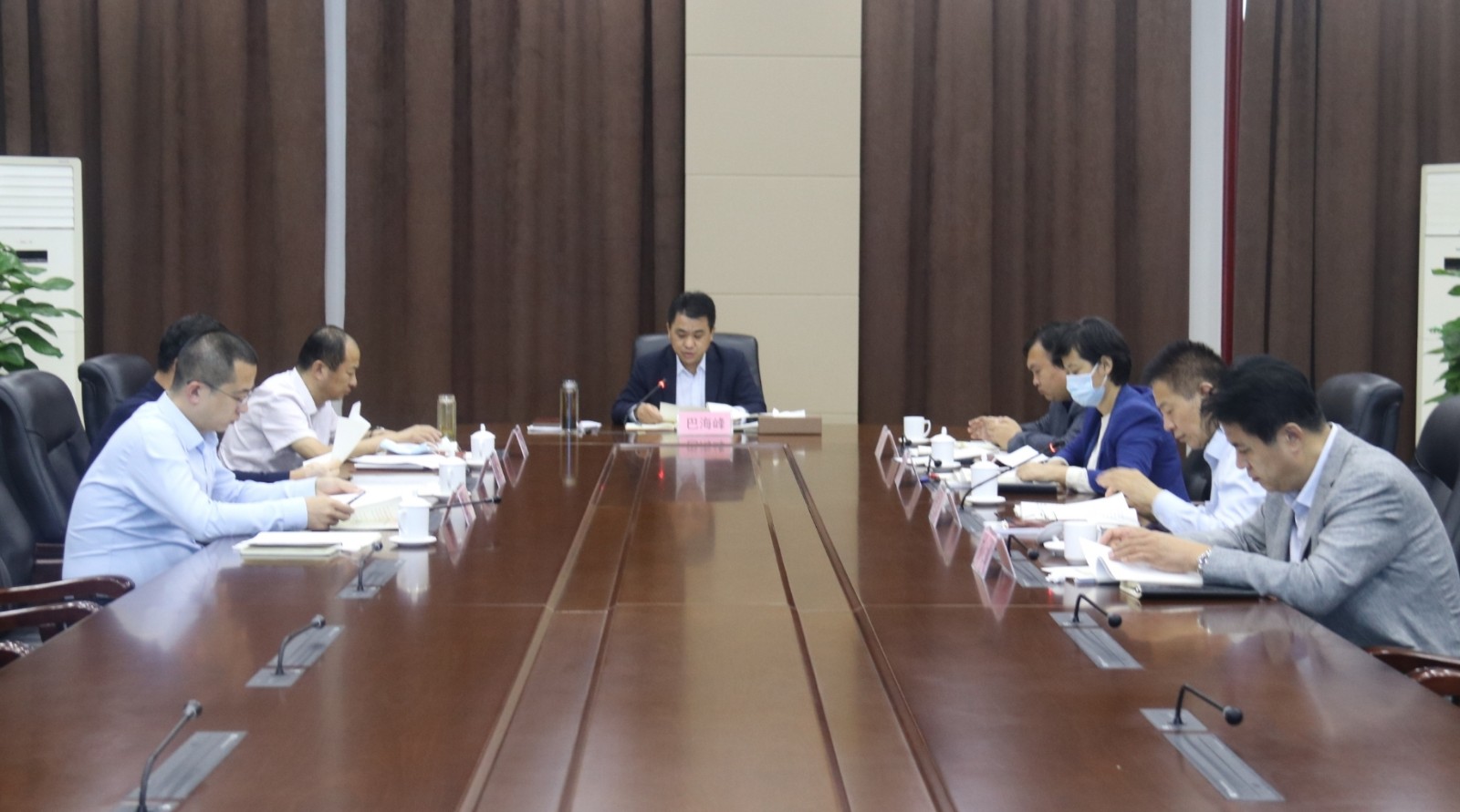 東昌府區(qū)政府黨組理論學(xué)習(xí)中心組進行集中學(xué)習(xí)研討