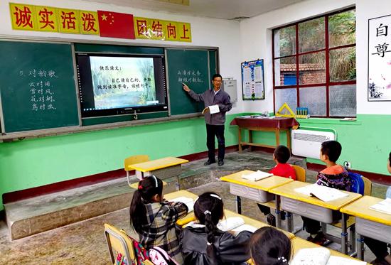 甘肅秦安變學生“走讀”為教師“走教” 鄉(xiāng)村教育“走”出新天地