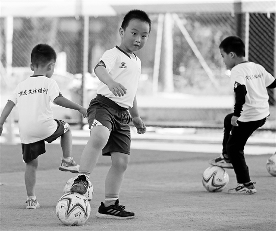 “雙減”之后，運動場上孩子變多了 四歲娃,踢球有模有樣