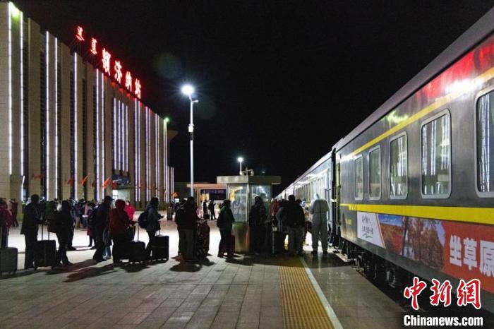 特寫：離別的額濟(jì)納車站，夜空中的淚水
