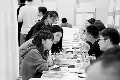 考研、升學(xué)、就業(yè)，打牌子、充門面、看數(shù)據(jù)——如何扭轉(zhuǎn)“第一學(xué)歷”偏好