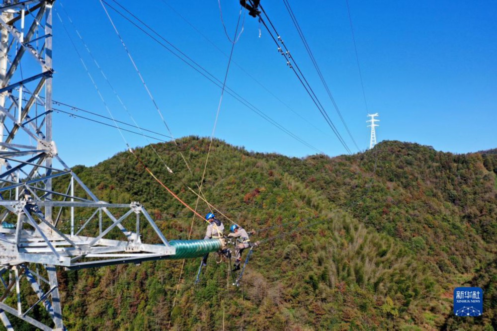 他們在大山里建設(shè)電力“天路”