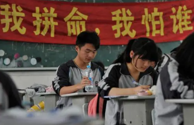 安徽某高中一次性清退500名復(fù)讀生，退還400多萬(wàn)學(xué)費(fèi)，官方通告