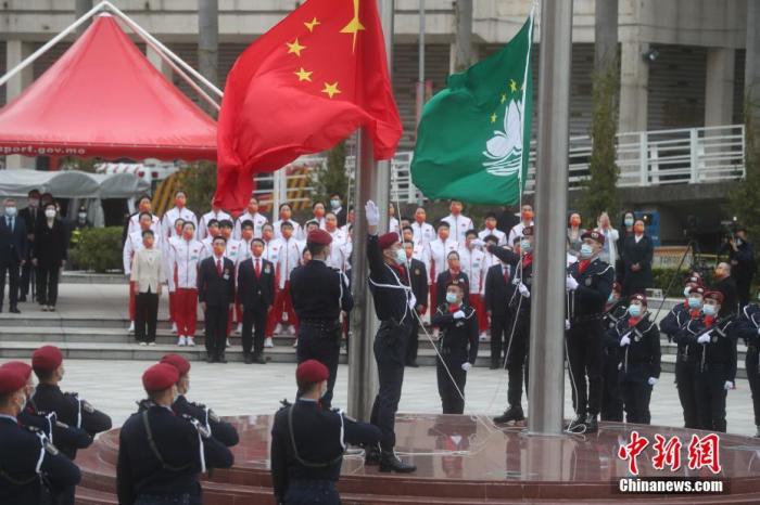 內(nèi)地奧運(yùn)健兒訪澳代表團(tuán)參加慶祝澳門回歸22周年升旗儀式