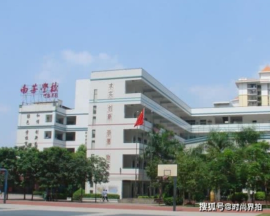 曾經(jīng)班里成績最好的學(xué)生，很少回去看望老師，成績差的卻總是回來