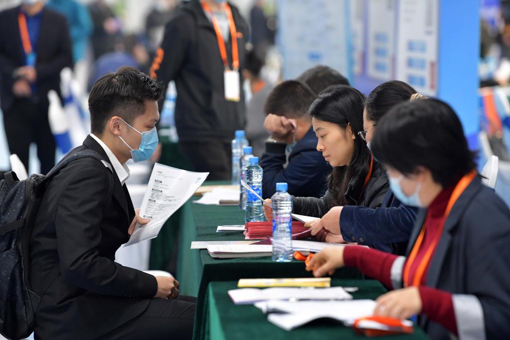 邁出新步伐 取得新成效·財經(jīng)聚焦丨2022年就業(yè)如何“穩(wěn)”？