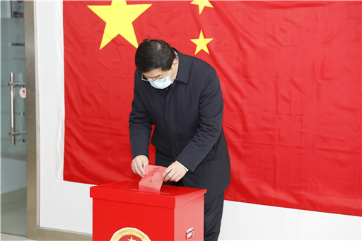 東昌府區(qū)委書(shū)記馬軍權(quán)以普通選民身份參加所在選區(qū)人大代表投票選舉