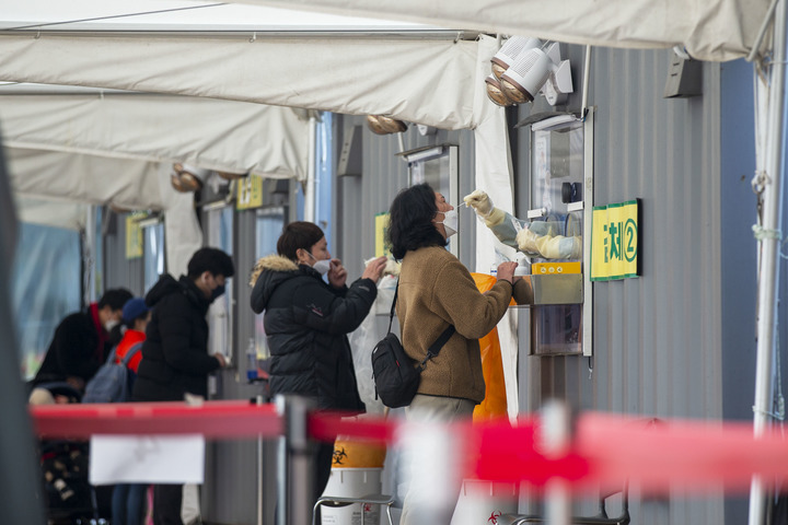奧密克戎擴散一個月，這個新年全球都捏把汗[組圖]