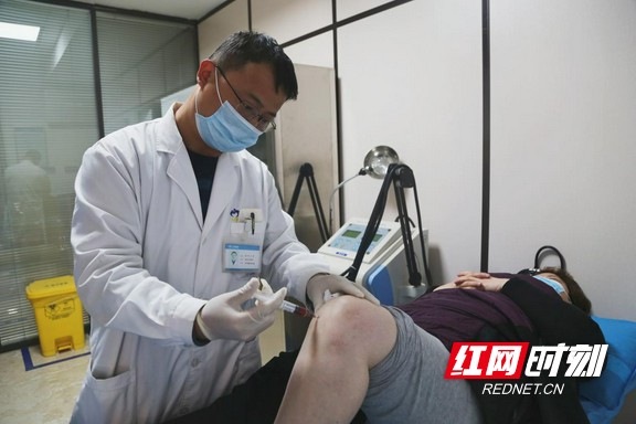 膝關(guān)節(jié)疼痛反復(fù)發(fā)作怎么辦？ PRP療法助患者解除痛苦