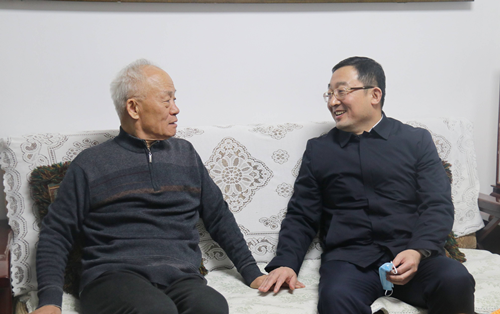 東昌府區(qū)委副書記、區(qū)長江紹華看望慰問離退休老干部