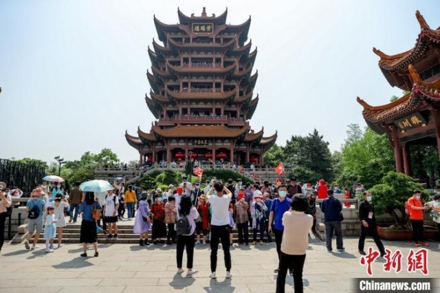 資料圖： 圖為武漢黃鶴樓景區(qū)迎來(lái)眾多游客 張暢 攝