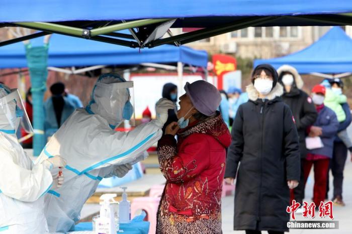 1月9日，天津市南開大學(xué)西南村，社區(qū)組織市民進(jìn)行核酸檢測。當(dāng)日凌晨，天津市疫情防控指揮部發(fā)布消息稱，該市新增2例本土確診病例新冠病毒均屬于奧密克戎變異株。天津市委市政府和市疫情防控領(lǐng)導(dǎo)小組、市疫情防控指揮部決定在全市范圍開展全員核酸檢測。 <a target=