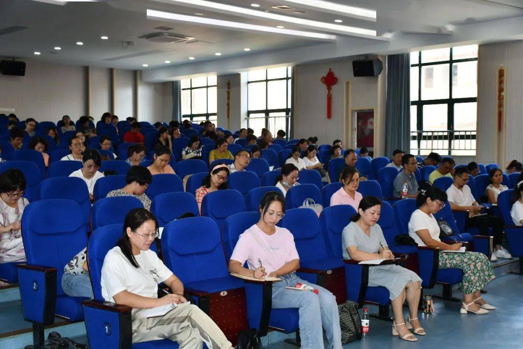 中共中央辦公廳印發(fā)《關(guān)于建立中小學(xué)校黨組織領(lǐng)導(dǎo)的校長(zhǎng)負(fù)責(zé)制的意見(jiàn)（試行）》