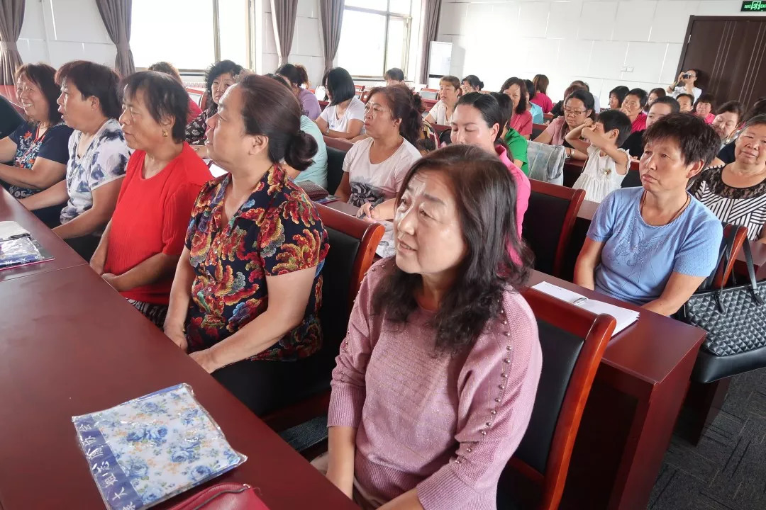 中央文明辦、全國(guó)婦聯(lián)、民政部向廣大家庭發(fā)出倡議：弘揚(yáng)美德傳家風(fēng) 移風(fēng)易俗樹新風(fēng)