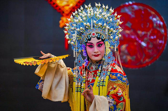 中國非遺與現(xiàn)代設(shè)計(jì)激情碰撞 中外媒體記者探訪“藝術(shù)園區(qū)5.0版本”[組圖]