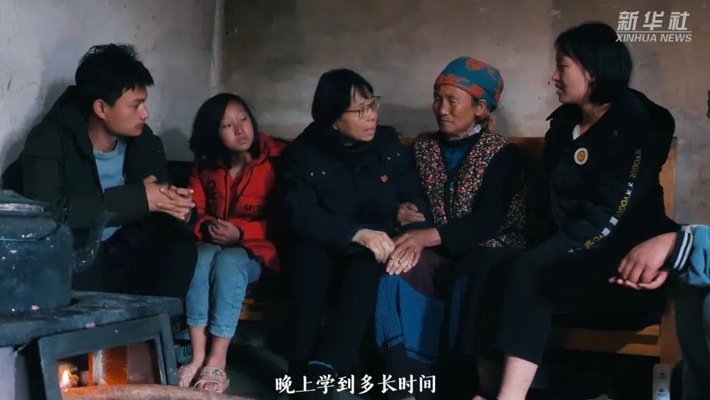 這個冬天，張桂梅被攙扶著走完家訪路