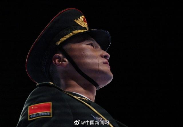 護旗手的眼淚是向祖國深情告白