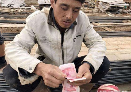 收入穩(wěn)中有升 農(nóng)民工如何管好用好鼓起來的“錢袋子”