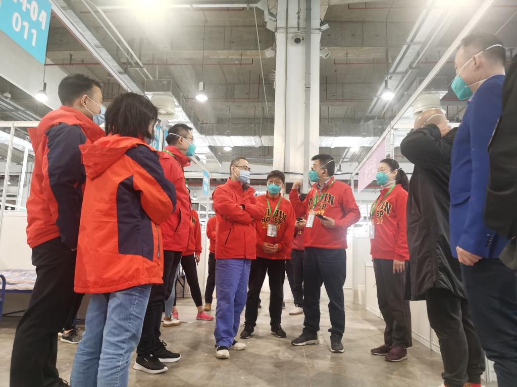 新華全媒+｜“與時(shí)間賽跑，與病毒較量”——專訪上海集中隔離點(diǎn)醫(yī)療救治組組長(zhǎng)陳爾真