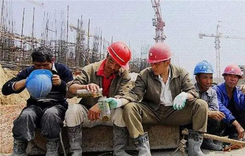 全國多地發(fā)布建筑業(yè)清退令 超齡農(nóng)民工路在何方？