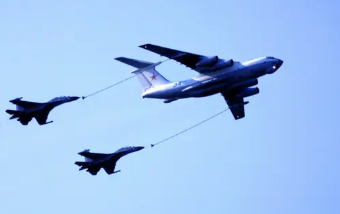 為大國空軍插上“隱形的翅膀”——記空軍首支空中加油機部隊