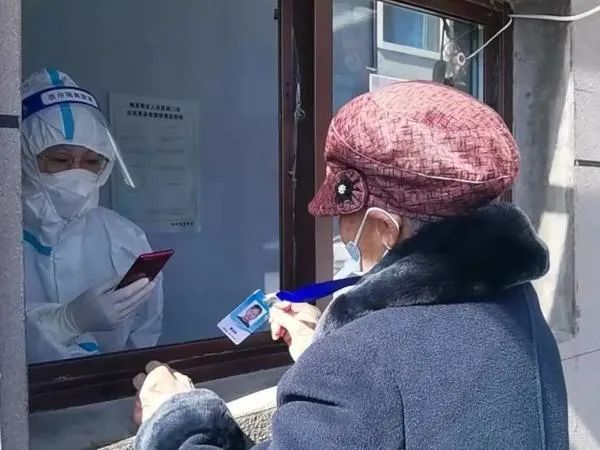 “我掃你”變“你掃我”！此地推出“反向掃碼”，讓老人掃碼不再難