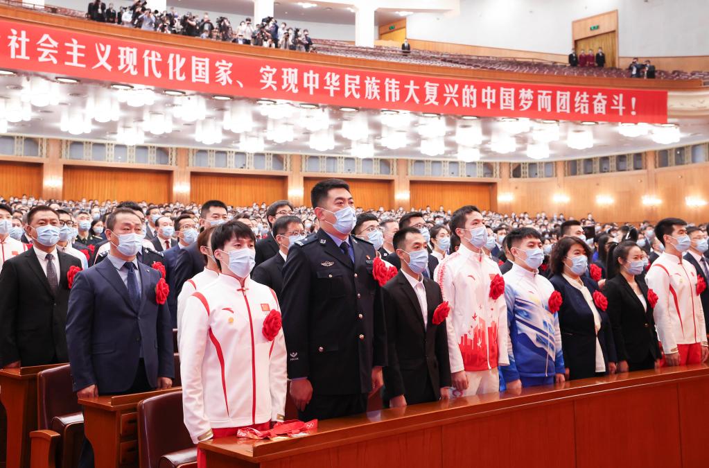 這些北京冬奧組委的幕后英雄，戴上了鮮艷的大紅花