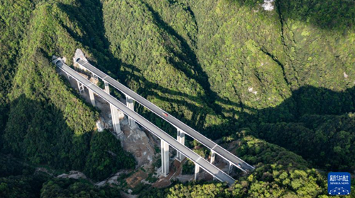 蘭海高速重遵擴容工程（貴州境）路面施工忙