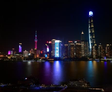 上海：外灘燈光秀為抗疫加油