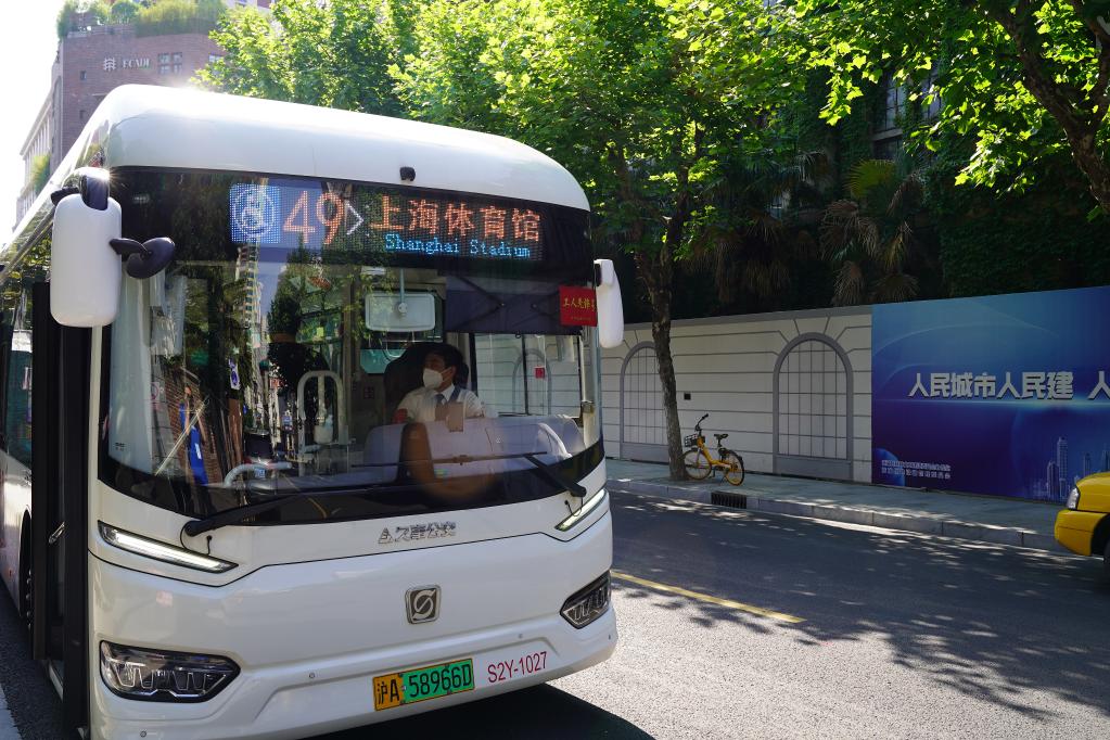 熟悉的車輪轉(zhuǎn)起來——上?？鐓^(qū)公共交通恢復(fù)首日直擊