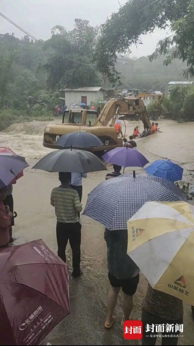 廣東多地暴雨紅色預(yù)警！一90后干部被沖走，仍在搜救……