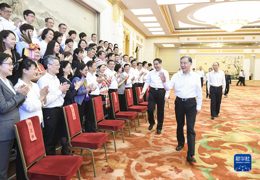 汪洋會見中國共產(chǎn)黨全國臺灣省籍黨員代表會議代表