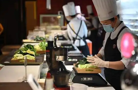 一頭連著“嘴巴”，一頭連著“泥巴”——疫情連續(xù)沖擊下餐飲企業(yè)盼精準紓困