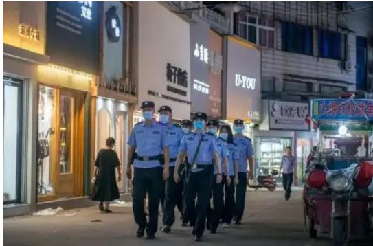 聚焦夏季治安！官員暗訪夜市，警察武裝巡邏