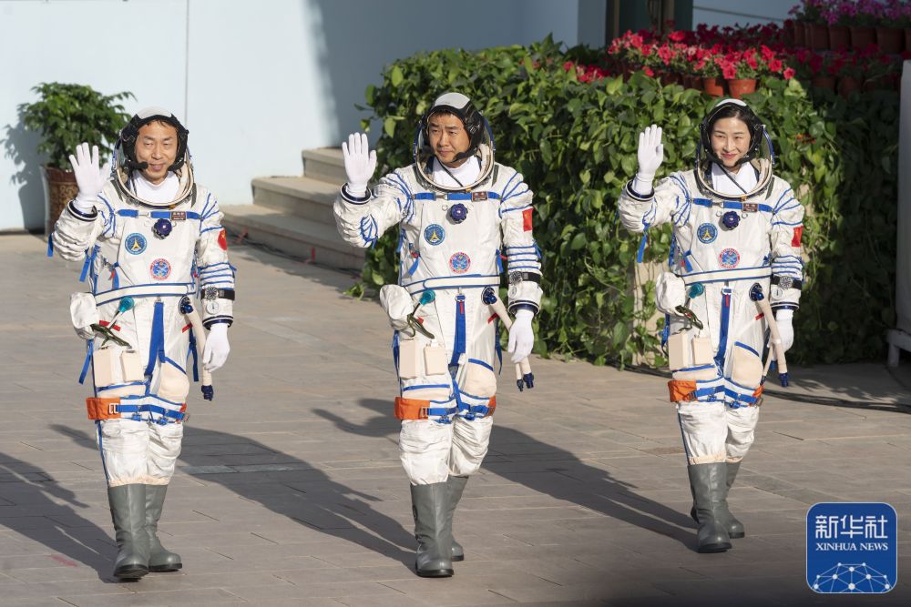 夢幻聯(lián)動！冠軍送英雄 盼凱旋！