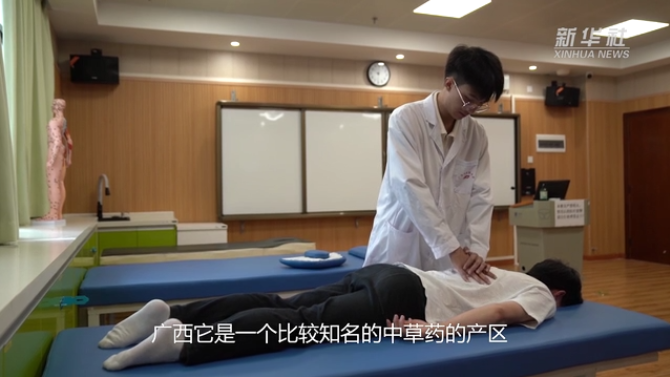 香港回歸祖國(guó)25周年·與特區(qū)同齡丨香港學(xué)生在廣西的“望聞問(wèn)切”