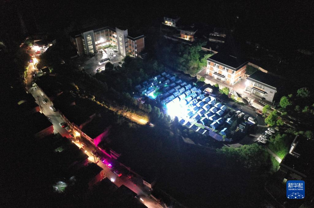 雅安震后首個(gè)深夜：各方力量極速馳援 受災(zāi)群眾得到妥善安置